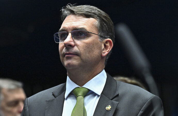 Mendonça inclui Flávio Bolsonaro como investigado
