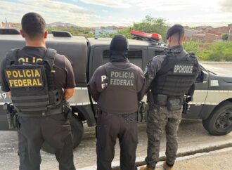 Grupo suspeito de tráfico de drogas e crimes violentos é alvo de operação da PF, no Sertão