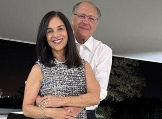 Campanha de Lula quer ‘desavermelhar’ o PT, esposa do vice vai na “contramão”