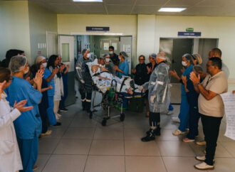 Paciente deixa Hospital Metropolitano sob aplausos após 140 dias de luta pela vida