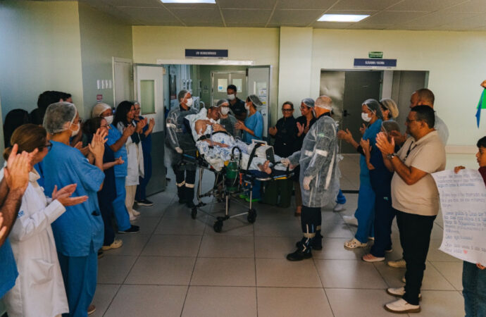 Paciente deixa Hospital Metropolitano sob aplausos após 140 dias de luta pela vida