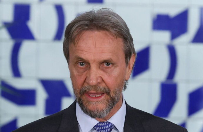 Após AVC, líder do PT na Câmara dos Deputados continua internado