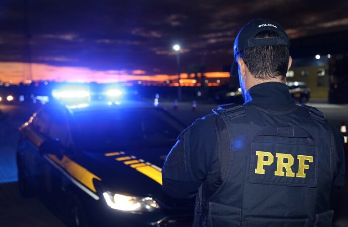 PRF apreende quase 26 mil pacotes de cigarros em rodovia na Paraíba