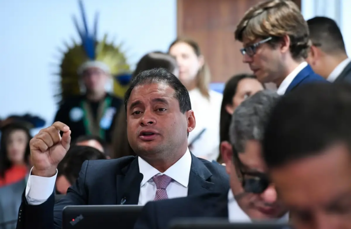 PF coloca senador sob suspeita de tentar interferir em investigação