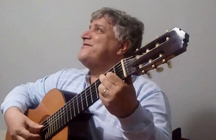 Violonista Jorge Simas leva samba e choro para o Sabadinho Bom