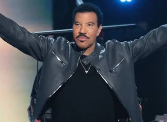 Aos 77 anos, Lionel Richie é internado em UTI após show nos EUA, diz site