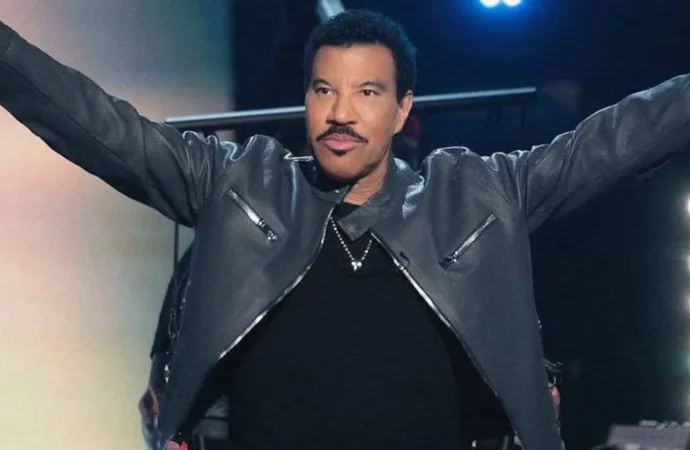 Aos 77 anos, Lionel Richie é internado em UTI após show nos EUA, diz site