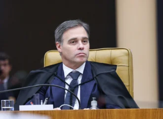 Mendonça inclui Flávio Bolsonaro em inquérito sobre filme ‘Dark Horse’