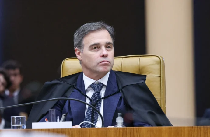 Mendonça inclui Flávio Bolsonaro em inquérito sobre filme ‘Dark Horse’