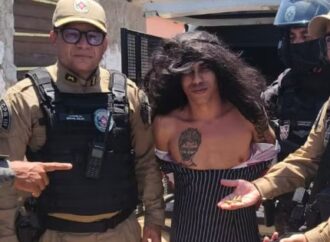 Polícia prende homem disfarçado de mulher e com criança no colo; ele é suspeito de diversos homicídios