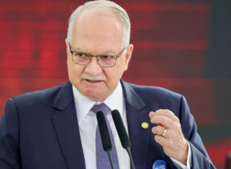 Fachin dá 5 dias para Mendonça e Gonet responderem acusação de Moraes