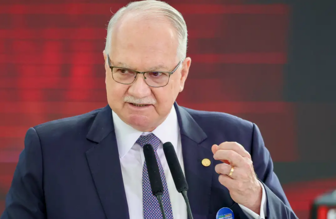 Fachin dá 5 dias para Mendonça e Gonet responderem acusação de Moraes