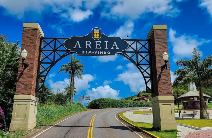 Justiça eleitoral cassa mandatos da prefeita e vice de Areia, por abuso de poder econômico