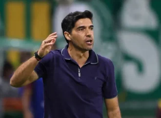 Abel Ferreira é multado após chutar microfone durante jogo