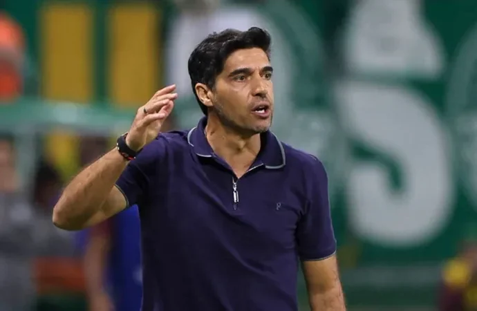 Abel Ferreira é multado após chutar microfone durante jogo
