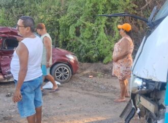 Acidente entre carro e ônibus deixa duas pessoas mortas, em Caaporã