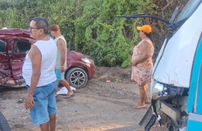 Acidente entre carro e ônibus deixa duas pessoas mortas, em Caaporã