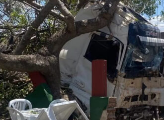 Um grande susto! Carreta bate em muro de restaurante e invade o prédio