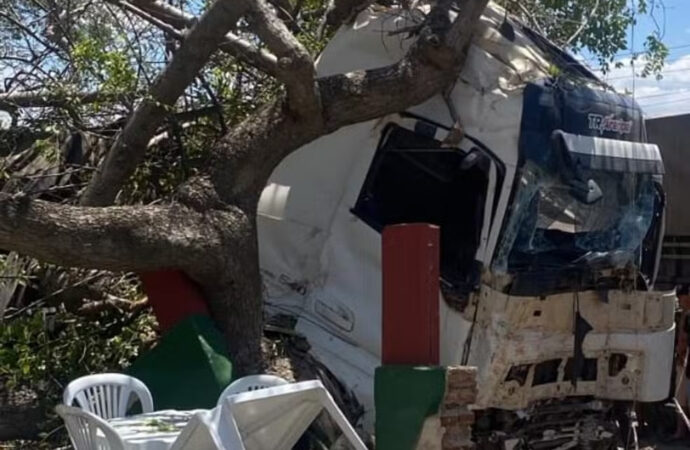 Um grande susto! Carreta bate em muro de restaurante e invade o prédio