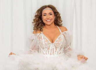 Daniela Mercury vai cantar o samba-enredo da Mangueira em 2027