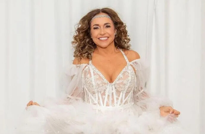 Daniela Mercury vai cantar o samba-enredo da Mangueira em 2027