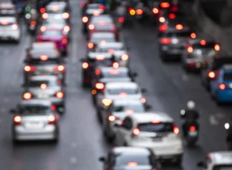 Por que sair no horário tradicional piora o trânsito nas rodovias