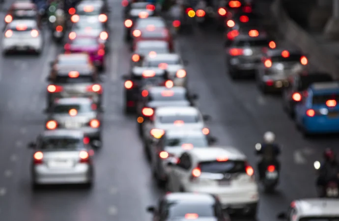 Por que sair no horário tradicional piora o trânsito nas rodovias