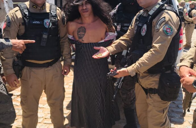 Homem suspeito de homicídios é preso vestido de mulher e segurando criança, em Mulungu